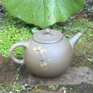 【常滑焼急須/日本製】青峰焼締丸型印籠蓋蝶と桜柄後手急須