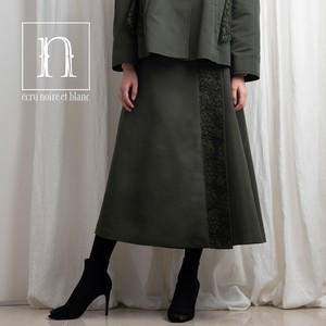 アシメトリーにデザインしたフレアーが、歩くたびに表情を変える《レースデコクロップスカート》