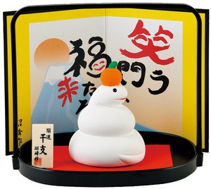 ★開運招福の干支★　縁起の良い置物【開運　鏡餅福巳（手提げ盆）】