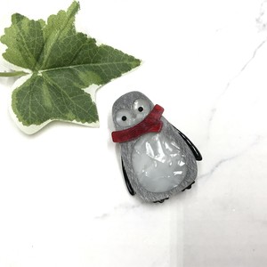 ブローチ　アクリル　個性的　マフラーとペンギン　グレー
