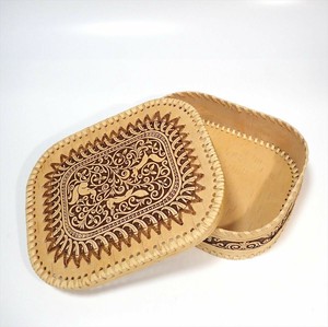 角丸縁かがり小物入れ（三匹のリス）白樺樹皮工芸