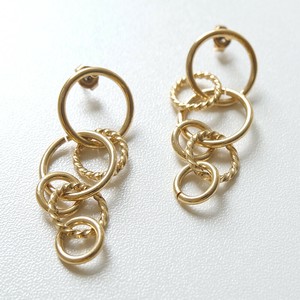 サイズ違いの様々なリングが重なるピアス。