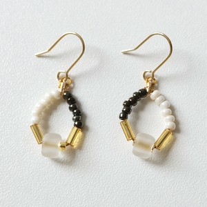 様々なビーズを使ったサークルピアス。