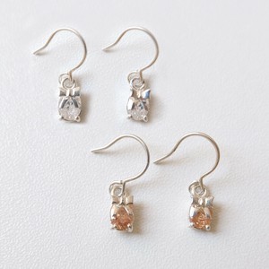 上品なジルコニアをリボンモチーフをセットしたSILVER925ピアス。
