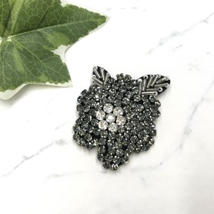 ブローチ　個性的　ラインストーン　フラワー　お花　グレー