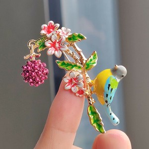ブローチ ラズベリー型 小鳥   おしゃれ レディース アクセサリー  BQ5408