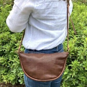 本革 ショルダーバッグ かばん レディース バナナ型 ファスナー 傷がつきにくい 日本製