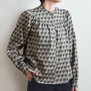 【フェアトレード】V＆A オーガニックコットンサテンギャザーブラウス エスター柄