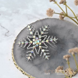 クリスマス ブローチ 雪の結晶 雪 冬 プレゼント キラキラ ラインストーン シルバー オーロラ BR