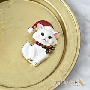 クリスマス ブローチ 猫 ネコ ねこ 白猫 サンタ帽子 ヒイラギ リボン プレゼント 可愛い BR