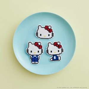 サンリオキャラクターズ　クロスステッチのドット絵ブローチキット　ハローキティ【手作りキット】