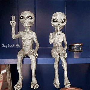 ＜人気商品＞激安セール ハロウィンプレゼント 宇宙人カップル UFO 樹脂の置物 庭の小さな像 2点セット