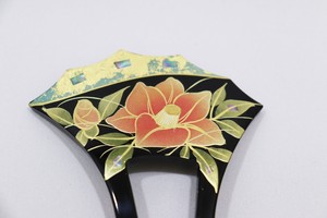 髪飾り バチ型 かんざし  蒔絵 螺鈿 椿  (1171-1238-020)