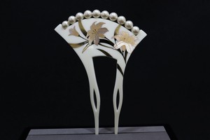 髪飾り バチ型 かんざし 蒔絵 ユリ アイボリー  (1171-1242-020)