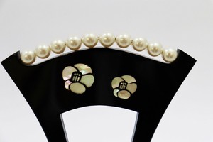 髪飾り バチ型 かんざし 蒔絵 螺鈿 パ－ル 椿 (1171-1252-010)