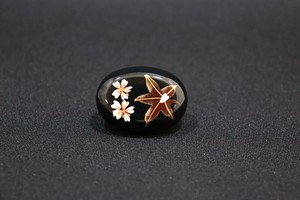 【 帯留め 】 小判小 蒔絵  春秋 (1173-1356-010)
