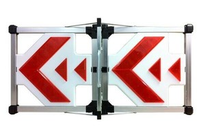 道路保安用品 LED方向板 DX(電池式)　点滅・流動切り替え　夜間自動点灯　防滴構造 レッド LE-10