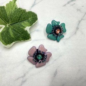 ブローチ　個性的　ラインストーン　お花　フラワー