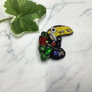 ブローチ　個性的　ビーズ　ラインストーン　野鳥　オオハシ