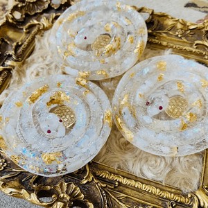 びっくん　天然石（ムーンストーン）と本物の白蛇の抜け殻、金箔入りの蛇の置物（レジン製）