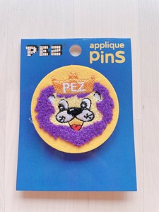 PEZ　ふんわり刺繍のさがらピンバッジ　ライオン　FES26