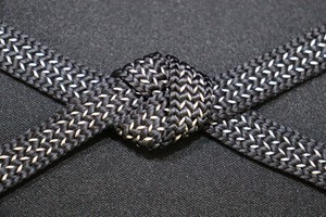 【四分紐】　紅梅銀散し　黒　(1114-1001-020)