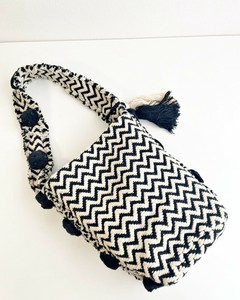 【SALE★在庫限り】幾何学柄ジャガードポンポンショルダー（手織り生地）