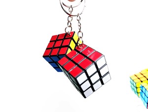再入荷！ちっこいcube状のパズルキーホルダー【キューブパズルミニキーチェーン】