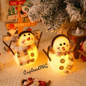 【定番商品】早い者勝ち 光る小雪人置物 テーブル置物 マフラー人形 クリスマスプレゼント 雪だるま公仔
