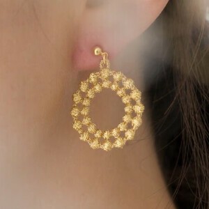 軽くてやさしい立体刺しゅうのアクセサリー　ドイリーピアス/イヤリング