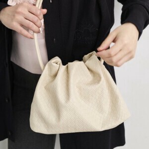 レザレットショルダーバッグ-M-  コンパクト　ショルダー　マチあり