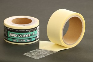 透明なスベリ止めテープ　高耐久　防滑性　アルミナ粒子使用