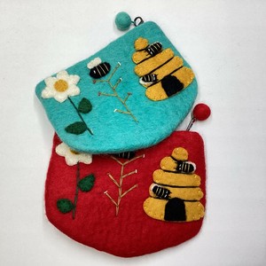 フェルトポーチ　ハンドメイド　ハチとお花　フラワー