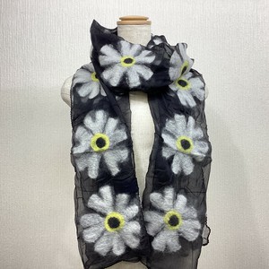 フェルトマフラー　ハンドメイドフェルト　お花柄　フラワー　ブラック