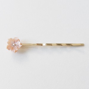 シェルで花びらをかたどったヘアピン