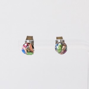 クラッシュガラスをセットしたピアス