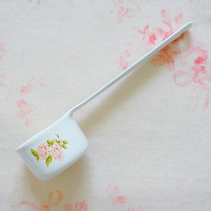 【日本製】コーヒーメジャーカップ［ホーロー/花柄/カントリー雑貨/イマン/ダイアナローズ/薔薇］