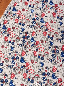 〔50cm切り売り〕カラフルきのこのパラダイス　ネパールのかわいいサイケデリック　きのこ柄生地〔幅約132c