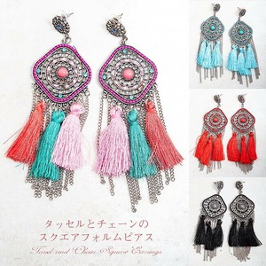 タッセルとチェーンのスクエアフォルムピアス