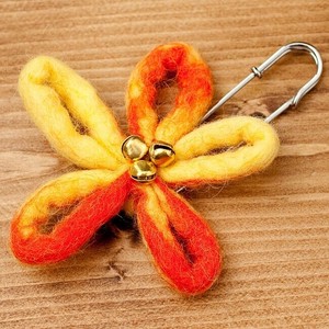 フェルトの大きなお花ブローチ 　キルトピン - 黄×オレンジ