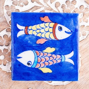 〔7.5cm×7.5cm〕ブルーポッタリー ジャイプール陶器の正方形デコレーションタイル 2匹のおさかな