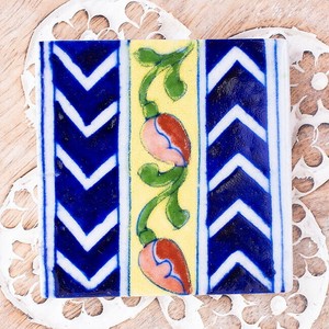 〔7.5cm×7.5cm〕ブルーポッタリー ジャイプール陶器の正方形デコレーションタイル お花と矢印