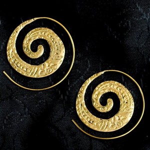 インド伝統模樣のぐるぐるゴールドピアス