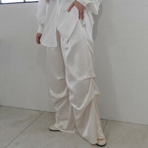 【2025年新作】マットサテンサイドタックパンツ　ボトムス　カジュアル　ロング　春　夏　SS　秋　冬　AW