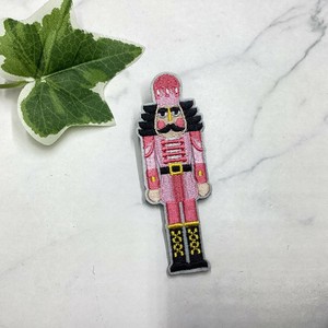 ブローチ　個性的　刺繍　兵隊　ピンク