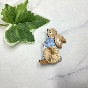 ブローチ　個性的　刺繍　ウサギ　ラビット