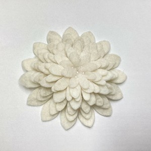 フェルトブローチ　ハンドメイドブローチ　フラワー　お花　ホワイト