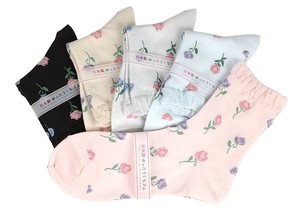 【日本製クルー】　サテン　薔薇柄