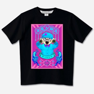 痛風爆発 !! ズキュン飯店 !! 看板 ズキュンネコ　サイバーピンク　ブラックTシャツ【 インクジェット 】