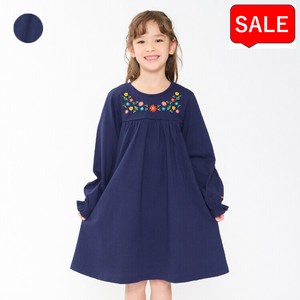 お花刺繍長袖ワンピース  M24306  綿100％、華やかな刺繡、後衿ぐりと袖口はゴム入り、着脱簡単、ギャザー